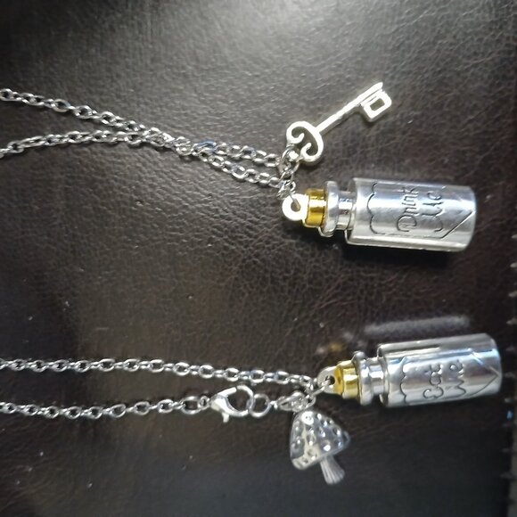 Disney Alice In Wonderland "DRINK ME" Charm Key Necklace - Picture 5 of 6